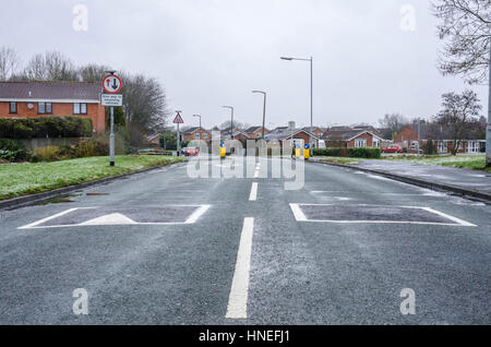 Verkehrsberuhigung Maßnahmen in Form von Geschwindigkeitsbegrenzungen und eine Schikane. Stockfoto