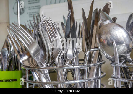 Edelstahl-Besteck auf einer Küchenarbeitsplatte Stockfoto