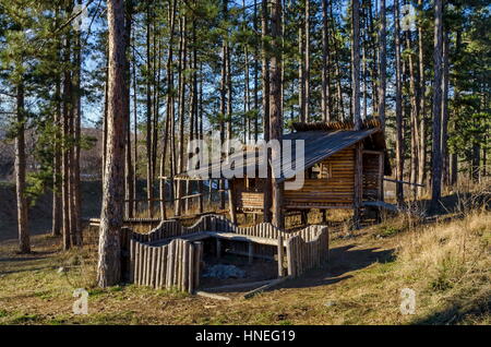 Winter-Blick auf Gartenhaus oder Alkoven, mit Platz für Erholung auf der Lichtung, Pantscharevo, Bulgarien Stockfoto