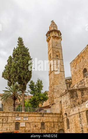 Omer Moschee Minarett vor der Kirche des Heiligen Grabes in Jerusalem, Israel. Stockfoto