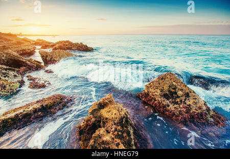 Malerische Felsenküste Kap Milazzo. Sizilien, Italien Stockfoto