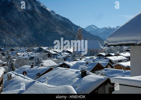 Blick auf malerische Winterlandschaft in den Bayerischen Alpen mit berühmten St. Peter und Paul Kirche in Mittenwald Stadt Oberbayern, Deutschland. Viel Schnee. Stockfoto