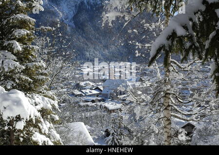 Blick auf malerische Winterlandschaft in den Bayerischen Alpen mit berühmten St. Peter und Paul Kirche in Mittenwald Stadt Oberbayern, Deutschland. Viel Schnee. Stockfoto