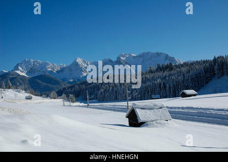 Blick auf malerische Winterlandschaft in den Bayerischen Alpen mit berühmten St. Peter und Paul Kirche in Mittenwald Stadt Oberbayern, Deutschland. Viel Schnee. Stockfoto