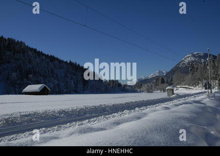 Blick auf malerische Winterlandschaft in den Bayerischen Alpen mit berühmten St. Peter und Paul Kirche in Mittenwald Stadt Oberbayern, Deutschland. Viel Schnee. Stockfoto