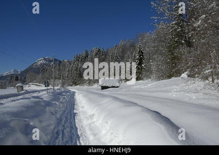 Blick auf malerische Winterlandschaft in den Bayerischen Alpen mit berühmten St. Peter und Paul Kirche in Mittenwald Stadt Oberbayern, Deutschland. Viel Schnee. Stockfoto