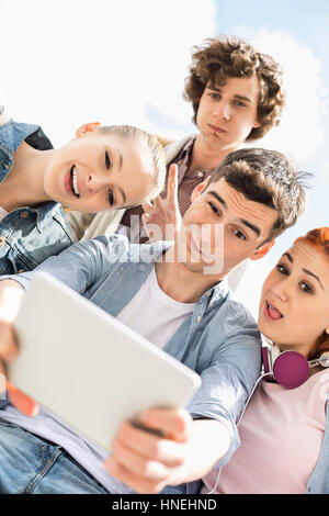 Junge Freunde Fotografieren selbst durch digital-Tablette am Uni-campus Stockfoto