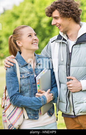 Glücklich College-Studenten sahen einander am campus Stockfoto
