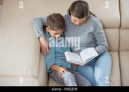 Erhöhte Ansicht von Mutter und Sohn Buch auf sofa Stockfoto