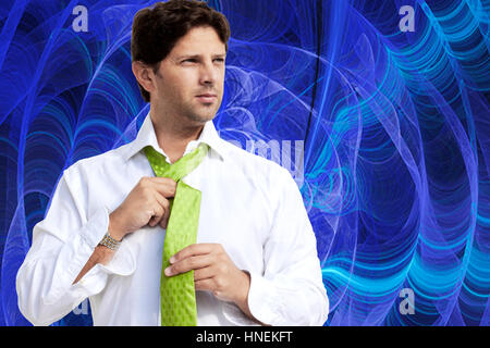 Junger Mann tragen grüne Krawatte Stockfoto