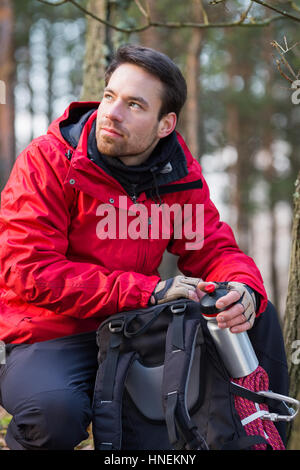 Junge männliche Wanderer mit Rucksack im Wald Stockfoto