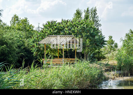 Laube am Ufer des Teiches. Ruhestätte auf die Natur des Wassers. Stockfoto