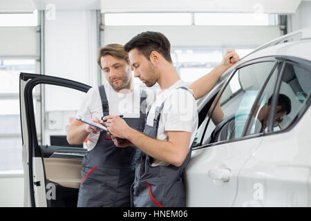 Automechaniker Check-Checkliste im stehen mit dem Auto in die Werkstatt Stockfoto