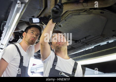 Männliche Mechanik Prüfung Auto in Werkstatt Stockfoto