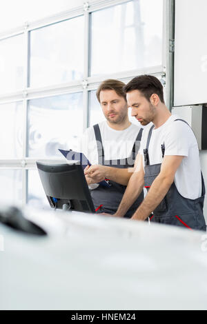 Arbeitnehmer, die männlichen Reparatur in Kfz Werkstatt Stockfoto