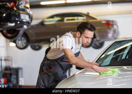 Junge männliche mechanische Reinigung Auto Reparaturwerkstatt Stockfoto