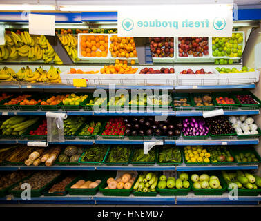 Verschiedene Gemüse und Obst auf dem Display in Lebensmittelgeschäft Stockfoto