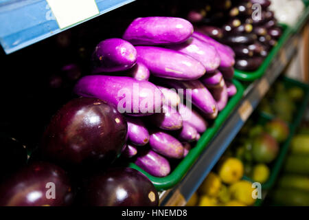 Vielzahl von Auberginen auf dem Display in Lebensmittelgeschäft Stockfoto