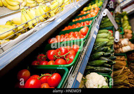 Verschiedene Gemüse und Obst auf dem Display in Supermarkt Stockfoto