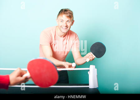 Kaukasischen Mann Tischtennis mit Freund Stockfoto
