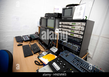 Computer und elektrische Geräte im Fernsehstudio Stockfoto