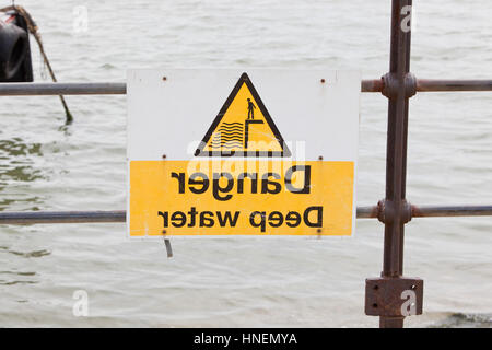 Tiefenwasser Gefahrenzeichen Stockfoto