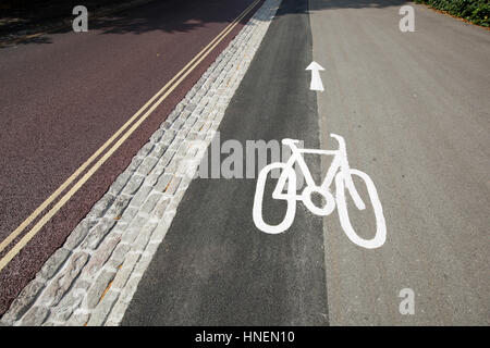 Zeichen der Fahrrad-Parken auf Straße Stockfoto