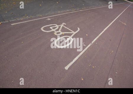 Zeichen der Fahrrad-Parken auf Straße Stockfoto