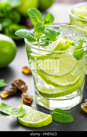 Sommer Minze Limette erfrischenden cocktail Mojito mit Rum und Eis im Glas auf schwarzem Hintergrund-Draufsicht Stockfoto