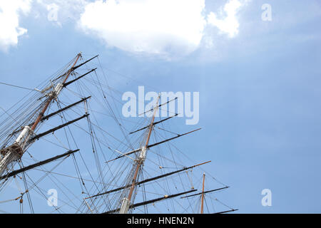 Niedrigen Winkel Blick auf drei Masten Schiff gegen Himmel Stockfoto