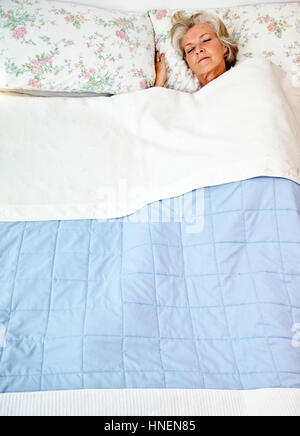Erhöhte Ansicht der senior Frau schläft im Bett Stockfoto