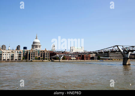 Ansicht der Millennium Bridge mit Blick auf die City of London im Hintergrund Stockfoto