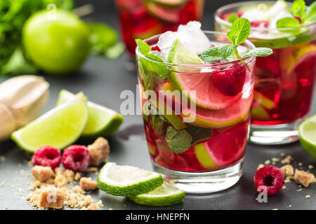 Himbeer Mojito cocktail mit Limette, Minze und Eis, kalte Erfrischungsgetränk Stockfoto