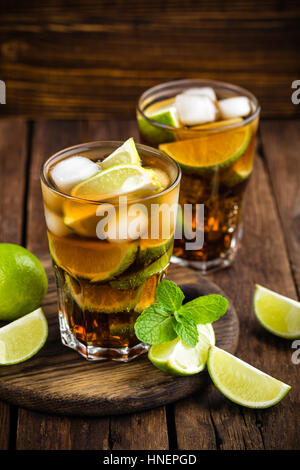 Cuba Libre cocktail mit Cola, Limette und Eis im Glas, kalte longdrink Stockfoto
