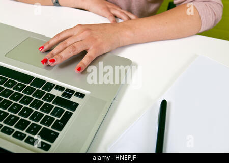 Nahaufnahme eines Womans Hände Tippen auf laptop Stockfoto