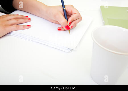 Nahaufnahme der Womans Hände auf Papier schreiben. Stockfoto