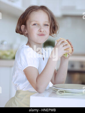 Schöne junge Mädchen essen sandwich Stockfoto