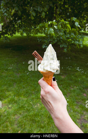 Womans Hand Holding weiche servieren Eis Stockfoto