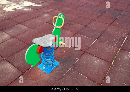 Spielzeugpferd im Kinderspielplatz, Region Valencia, Spanien Stockfoto