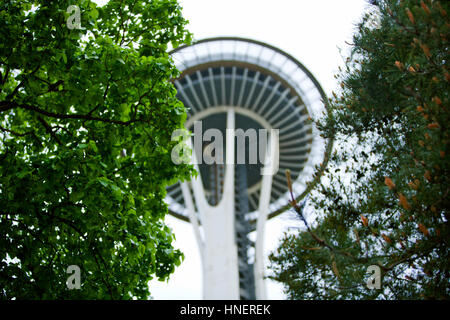 Blick durch die Bäume des Space Needle Stockfoto