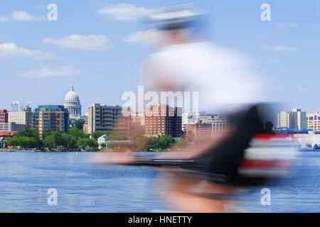 Motion Blur bicylist Reiten am See in Madison WI Stockfoto