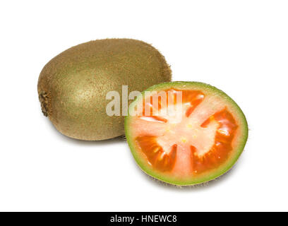 Collage-Kiwi mit Tomate. Kiwi isoliert auf weißem Hintergrund. Surrealismus-Obst und Gemüse. Gentechnisch veränderte Lebensmittel GVO. Stockfoto