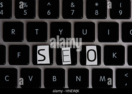 SEO Wort auf Tastatur Ausschnitt Magazin Buchstaben Stockfoto