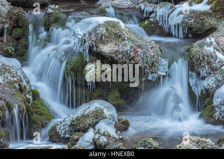 Kleiner Wasserfall mit Eiszapfen, Bärenschützklamm, Mixnitz, Steiermark, Österreich Stockfoto