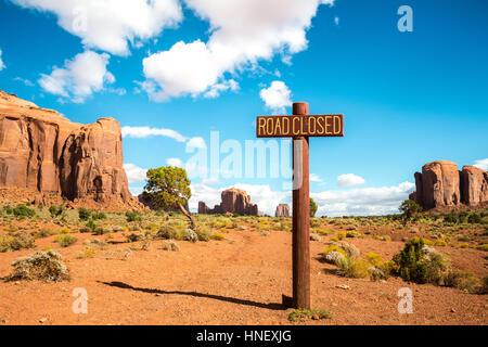 Zeichen, Straße gesperrt, Tafelberge, Panoramafahrt, Monument Valley, Monument Valley Navajo Tribal Park, Navajo-Nation, Arizona, Utah, USA Stockfoto