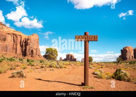 Zeichen, Straße gesperrt, Tafelberge, Panoramafahrt, Monument Valley, Monument Valley Navajo Tribal Park, Navajo-Nation, Arizona, Utah, USA Stockfoto