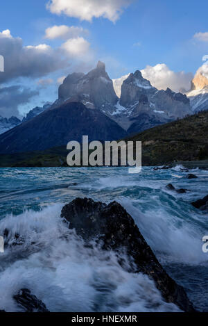 Das Horn (Los Cuernos) und See Pehoe im Torres del Paine Nationalpark, Patagonien, Chile. Starke Winde. Stockfoto