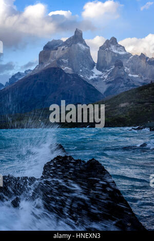 Das Horn (Los Cuernos) und See Pehoe im Torres del Paine Nationalpark, Patagonien, Chile. Starke Winde. Stockfoto