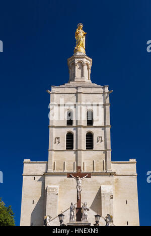 Golden Saint-Mary-Statue auf der Kathedrale Notre-Dame-des-Doms Avignon, Provence-Alpes-Cote d ' Azur, Frankreich Stockfoto