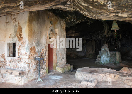 Höhle, Tropfsteinhöhle mit einer Kapelle, Spileo Arkoudas Halbinsel Akrotiri, Kreta, Griechenland Stockfoto